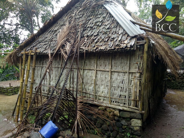 4 Samping Rumah